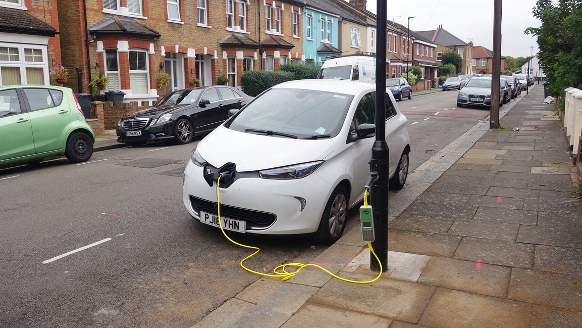 https://images.fastcompany.net/image/upload/w_1153,ar_16:9,c_fill,g_auto,f_auto,q_auto,fl_lossy/wp-cms/uploads/2017/07/p-1-in-london-these-streetlights-are-now-electric-car-charging-stations.jpg