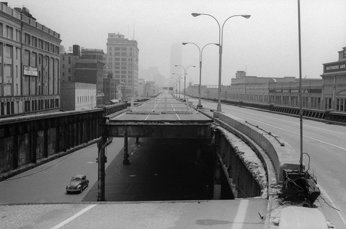 The deteriorated West Side Highway in lower Manhattan, 1973. Later that year,  an overloaded dump truck fell through the elevated road, forcing its  permanent closure. [1024 x 752] : r/HistoryPorn