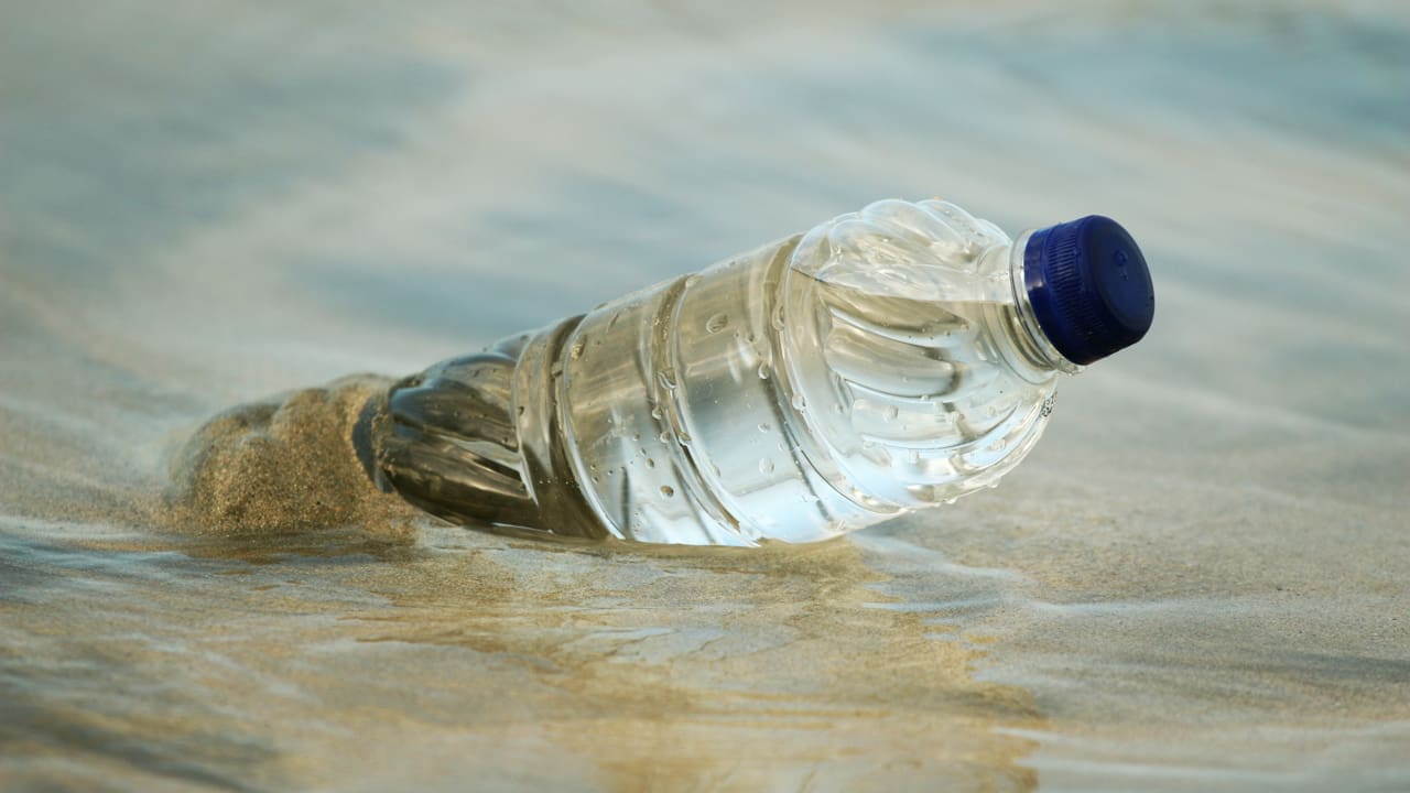 Бутылка наполненная водой тонет в воде. Пластиковая бутылка для воды. Пластиковая бутылка в море. Бутылка в реке. Грязная бутылка.