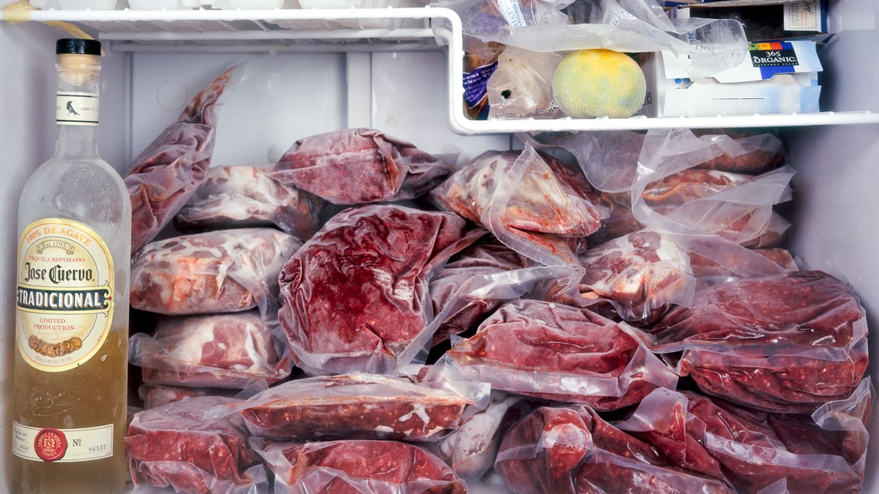 Холодильник полный мяса