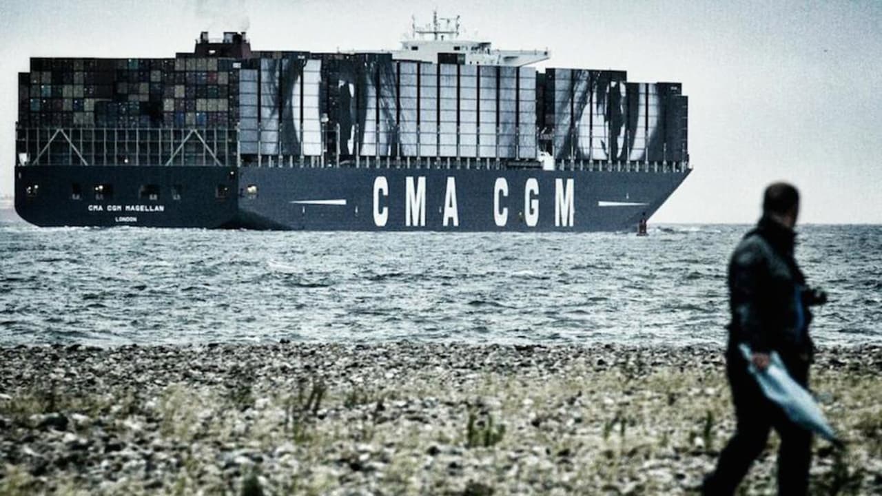 Street Artist Jr Turns A Container Ship Into A Pair Of Enormous Female