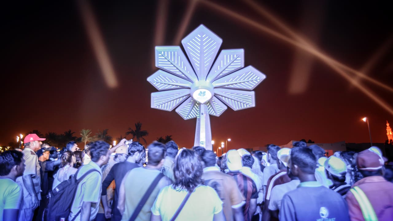 These Solar “Palm Trees” In Dubai Will Charge Phones At Parks And Beaches