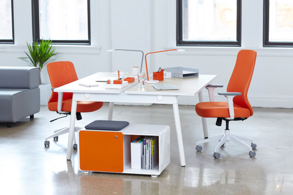 Убирать столы для посетителей необходимо. Офисная мебель яркого цвета. Офисный стол оранжевый. Офисная мебель современная гламурная. Оранжевая мебель на сером фоне.