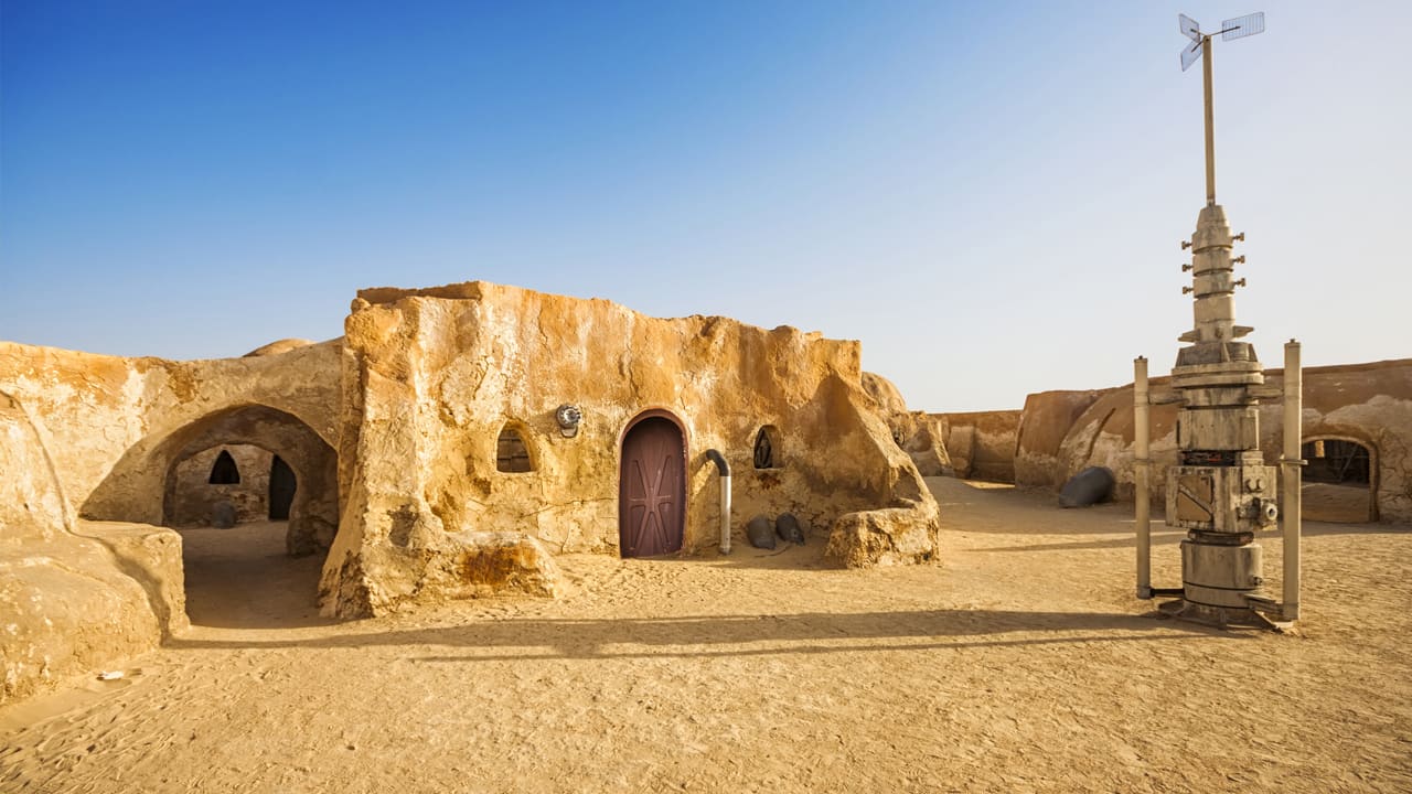 Massive Sand Dune Threatens To Destroy Tatooine