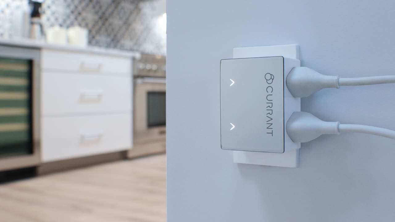 This smart outlet uses AI to help you use less electricity