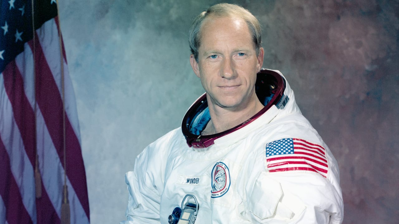 How a real Apollo astronaut helped “First Man” shoot the moon