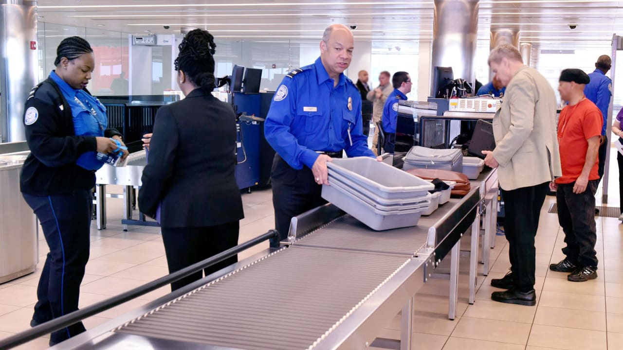 Government shutdown: TSA workers set to miss first paycheck