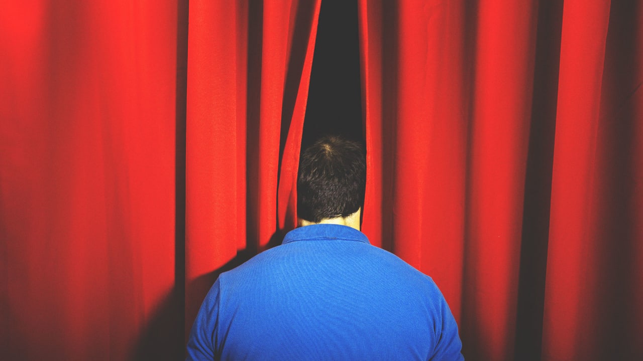 приоткрытый занавес. труссарди виа. Curtain opening. приоткрыть занавес. Behind the curtain piazza.