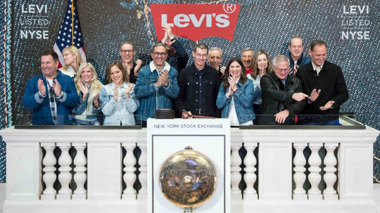 Levi Strauss IPOs at NYSE