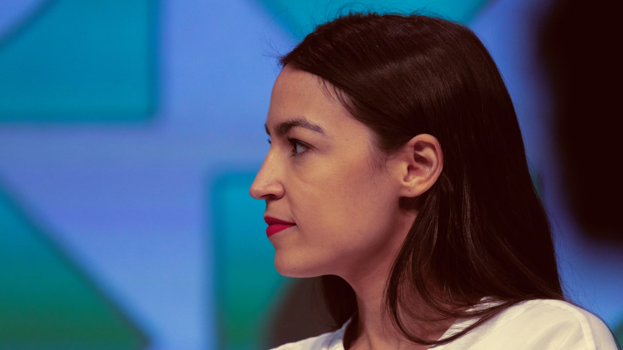 AOC challenges NYC on Manafort's expected Rikers conditions