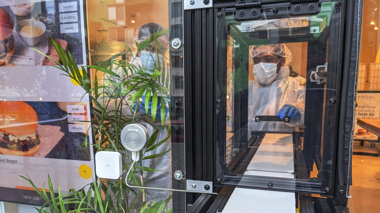 This ‘airlock’ for restaurants ensures that picking up your takeout order is 100% contact free