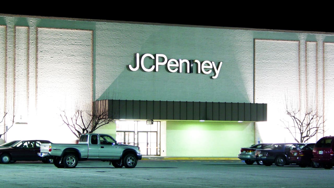 Amazon may turn dying department stores into its own fulfillment cente