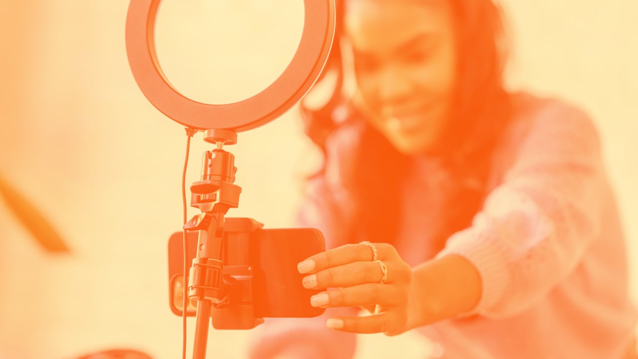 How to create a video cover story on LinkedIn to help land your next j