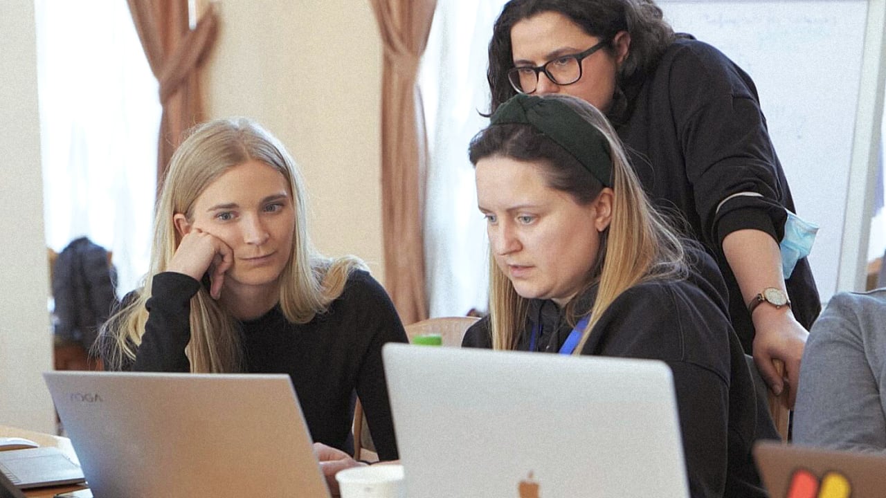 Jak wolontariusze techniczni pomogli zbudować ukraińskie centra dla uchodźców