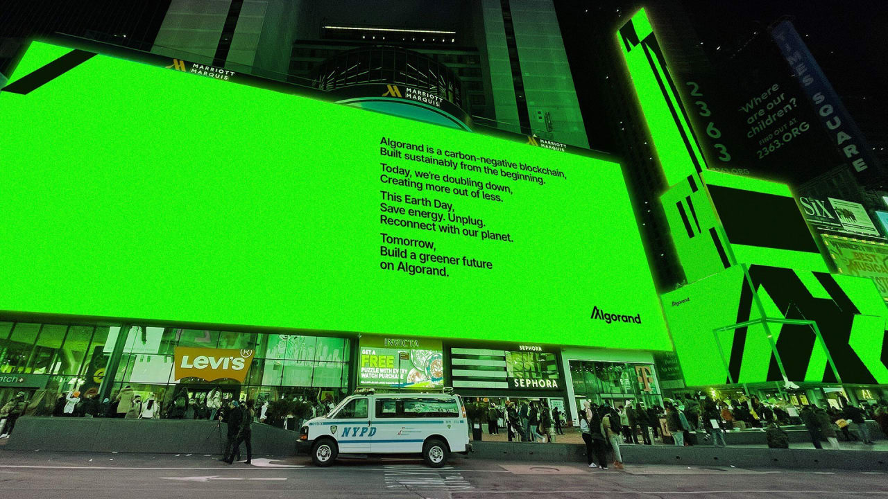 Times Square Goes From Deserted to Bustling - WSJ