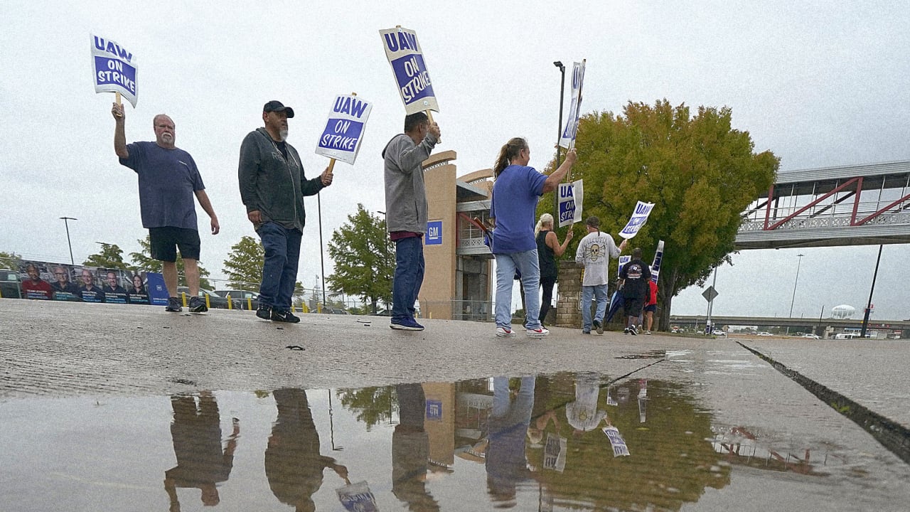 The UAW is starting to strike SUV plants, focusing on Big Three’s cash cows