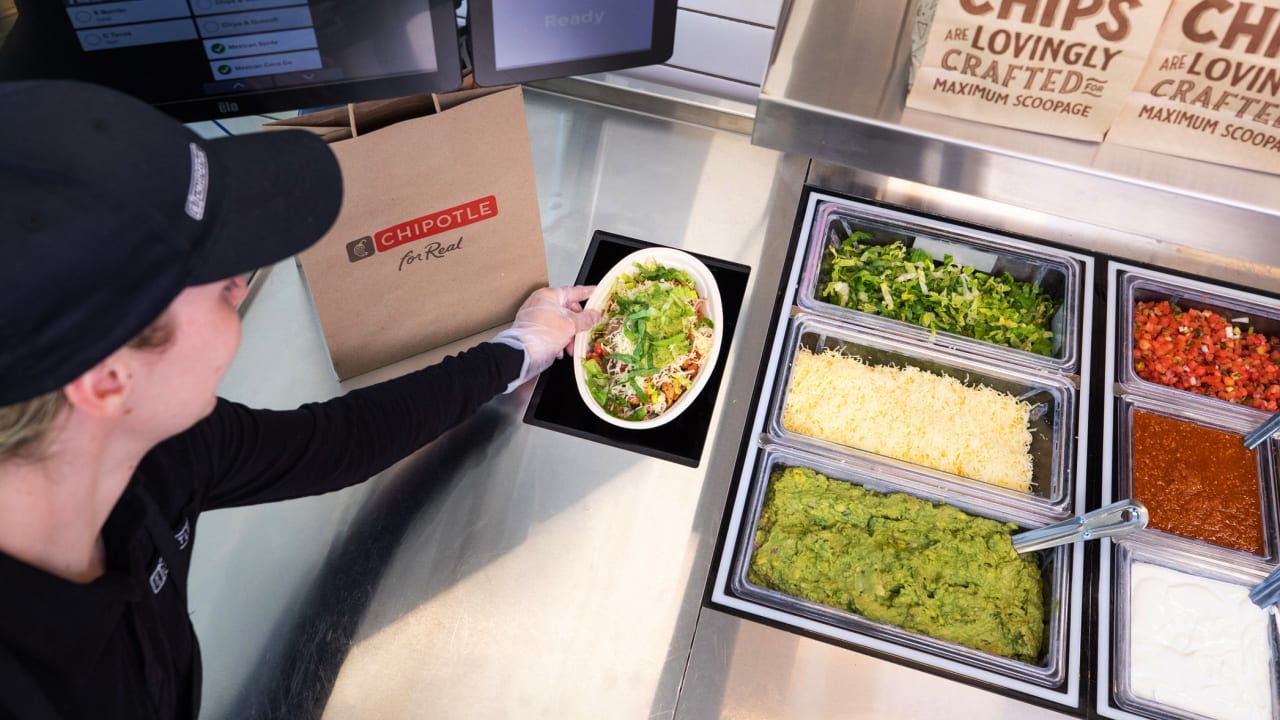 Chipotle Launches a Robot to Make Its Burrito Bowls