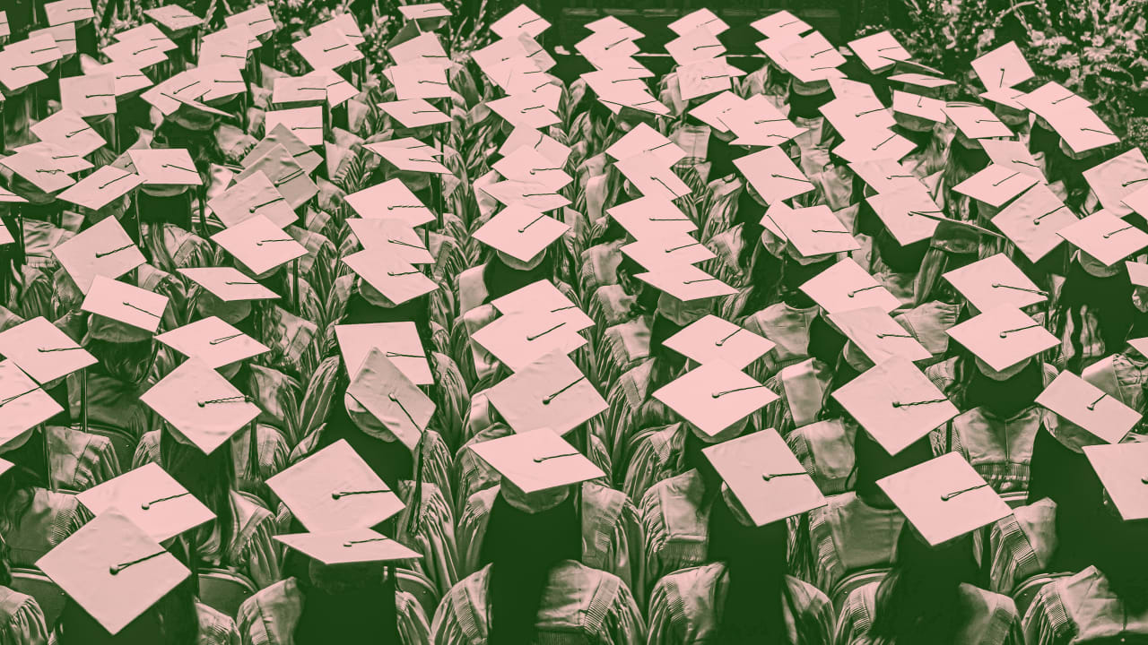 should you put your degree in your email signature