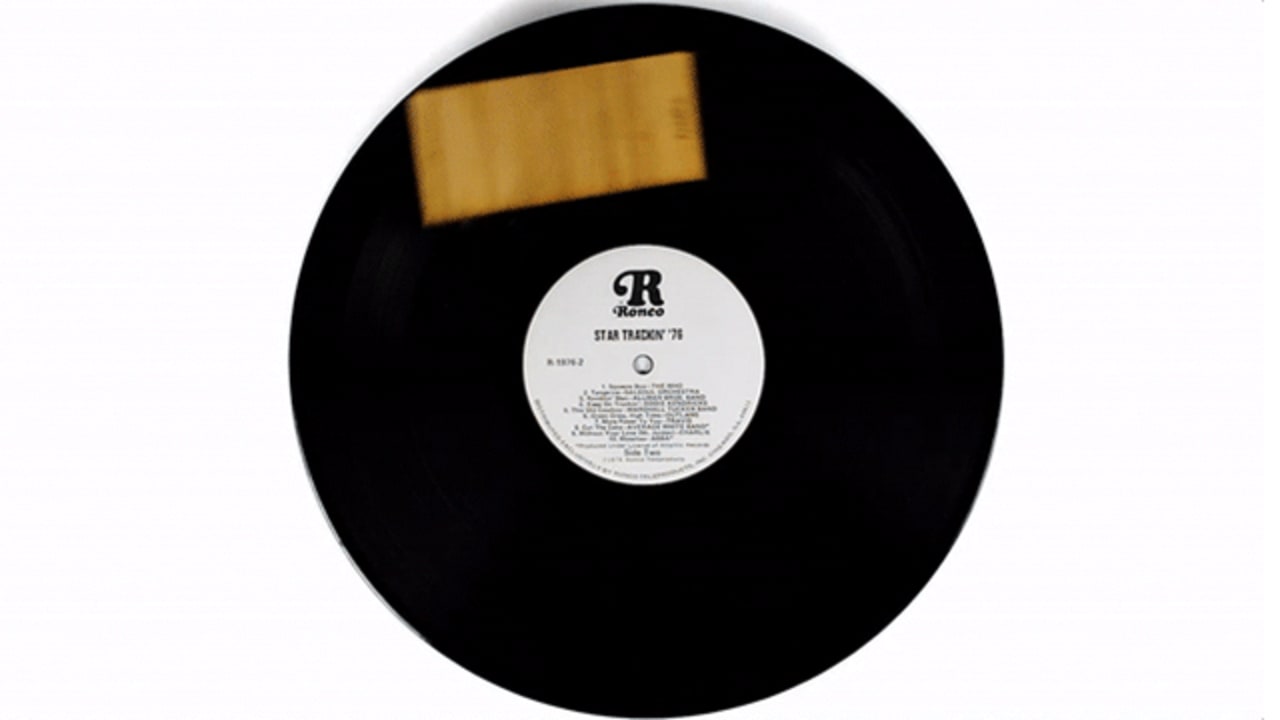 This Record-Playing Robot Lets You Spin Vinyl Anywhere This Record-Playing Robot Lets You Spin Vinyl Anywhere