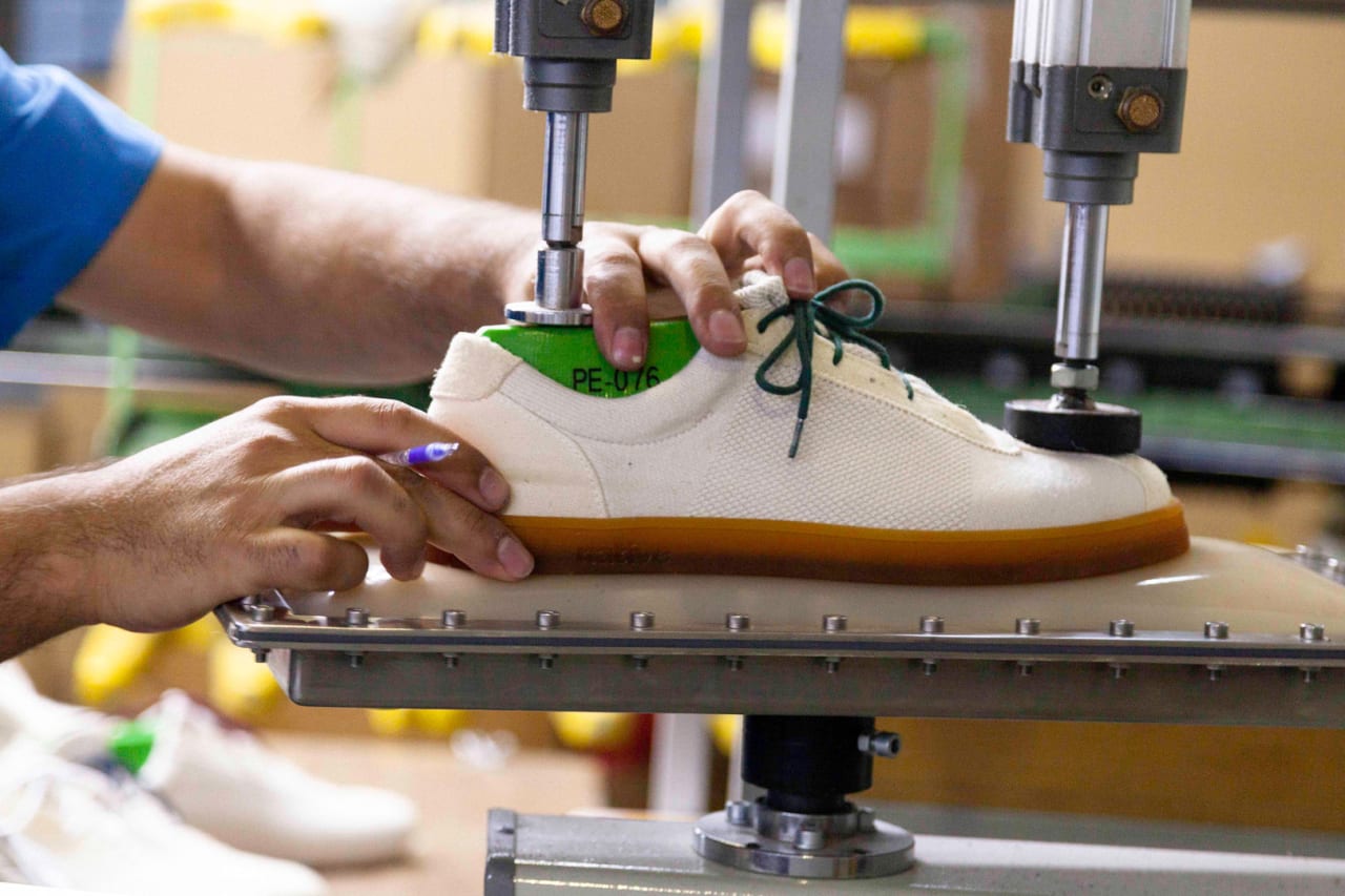 Производство найк. Изготовитель кроссовок. Производство кроссовок. Легкая промышленность обувь. Станок для производства кроссовок.