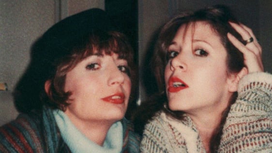 This captivating photo of Penny Marshall and Carrie Fisher is going viral after director’s death