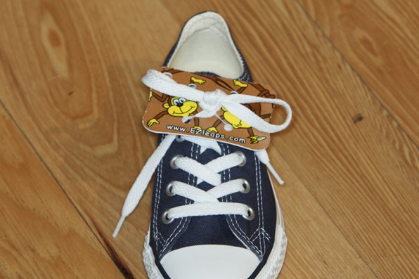 kids tie shoes