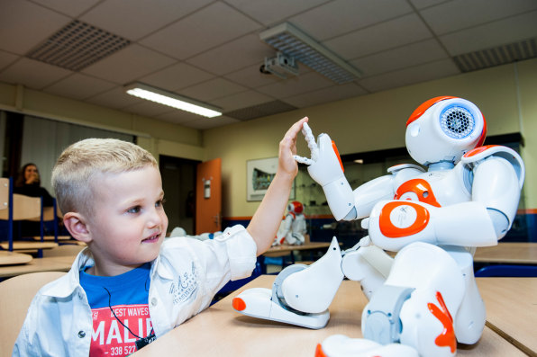 Robotic student helps kids learn to write