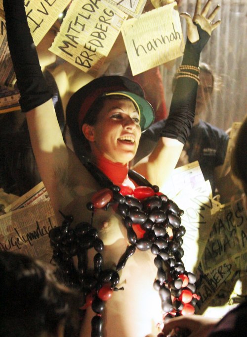 Deep Inside Amanda Palmer's Crowd-Powered, Naked Creativity Machine