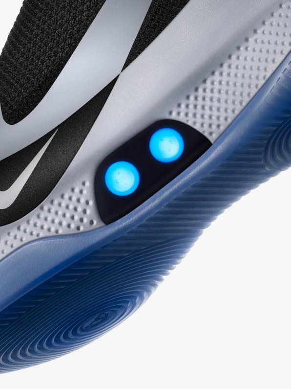 nike shoe that ties itself