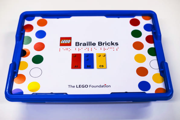 Udførelse udsultet Markeret These Lego bricks have bumps that teach Braille