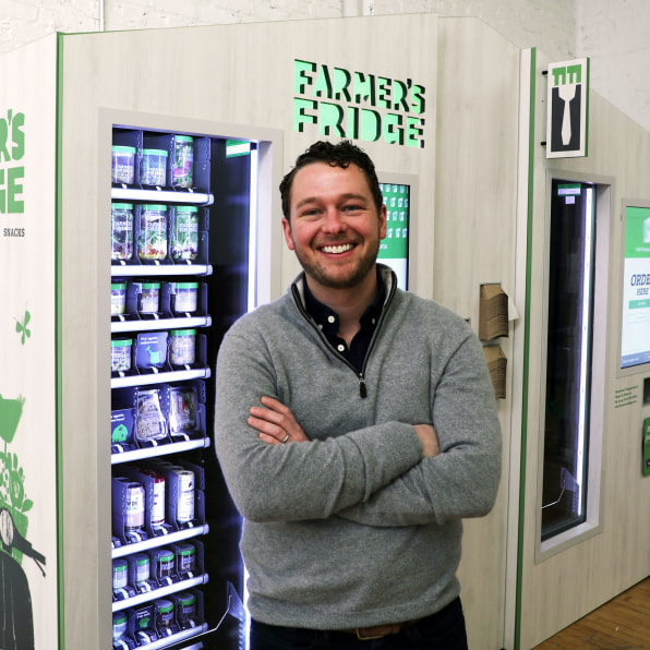 Saunders想通過自動販賣機的方式,向消費者提供新鮮食物,於是在2013年創立了Farmer's Fridge。