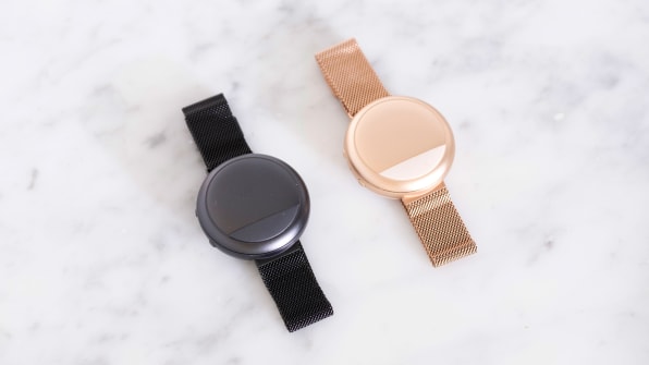 i 02 this wearable promises to trick your brain into thinking you are cooler or warmer than you actually are 90652002 embr 2 black and rose gold