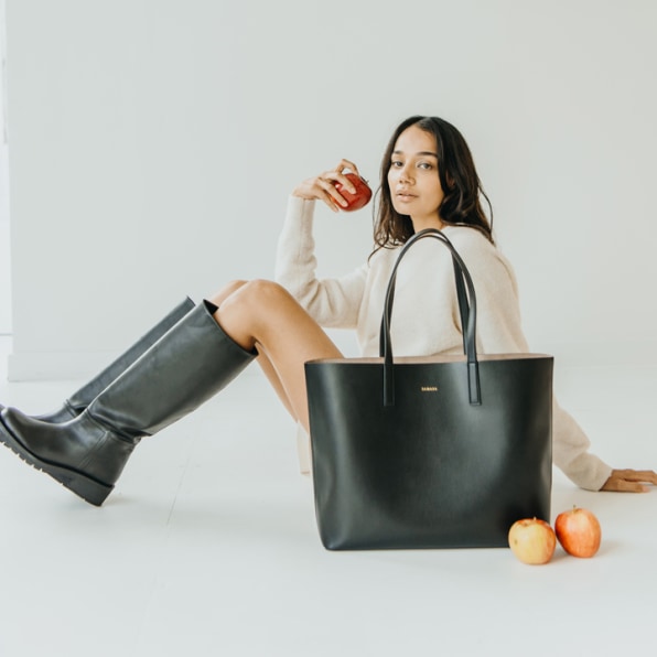 Miomojo Wins PETA Vegan Fashion Award For Apple Leather Handbag -  vegconomist - the vegan business magazine