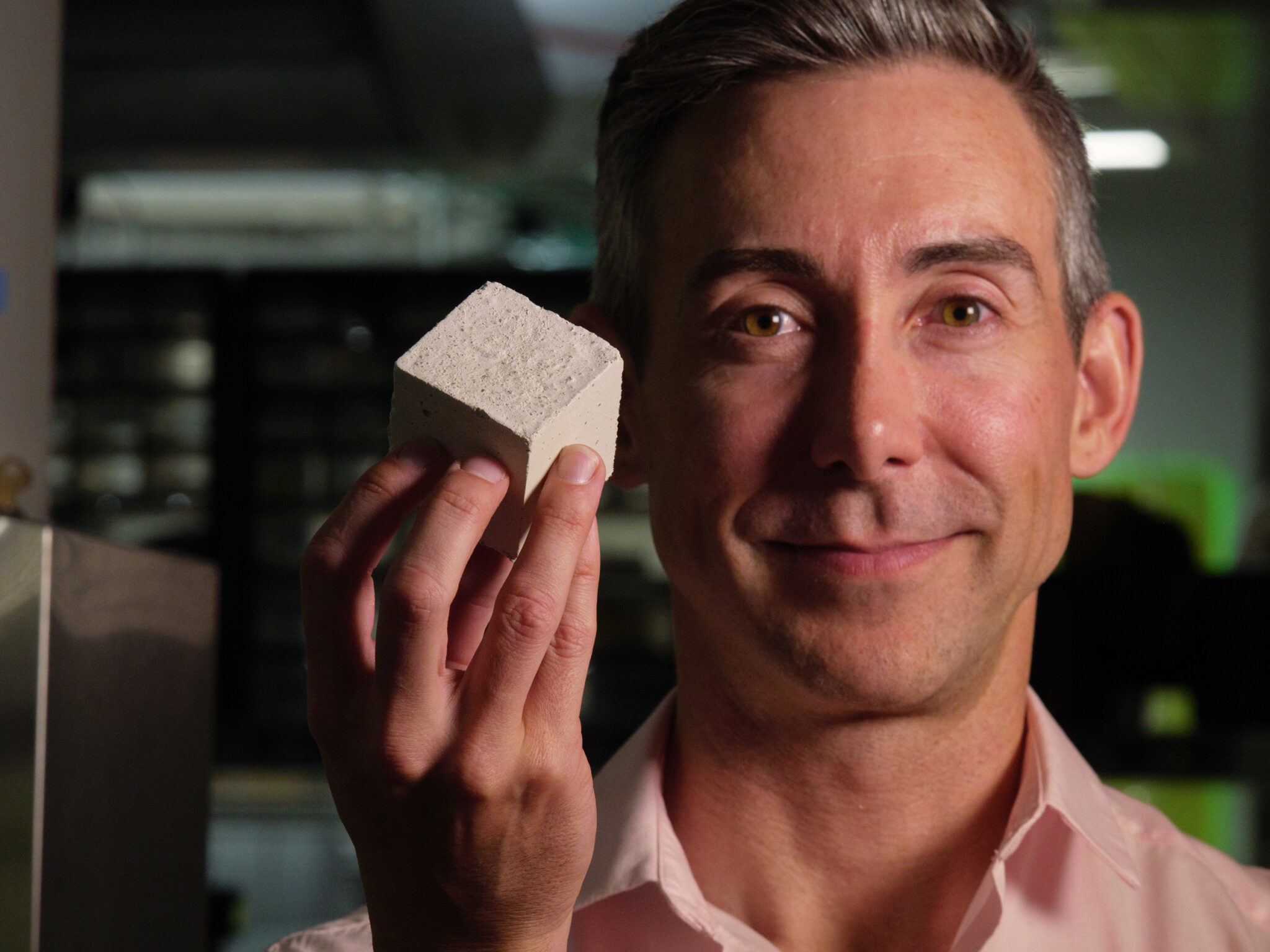 this-startup-is-using-microalgae-to-make-carbon-neutral-cement-r-the